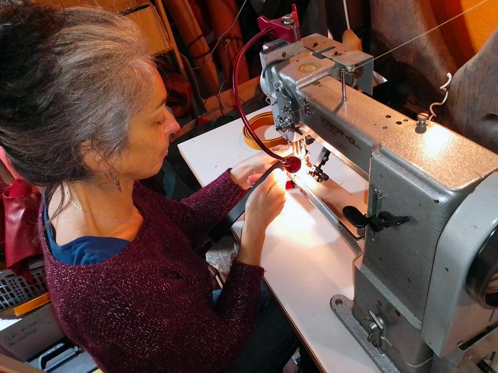 Julie pique à la machine atelier Po&ZYa - sac en cuir artisanal à Bergerac