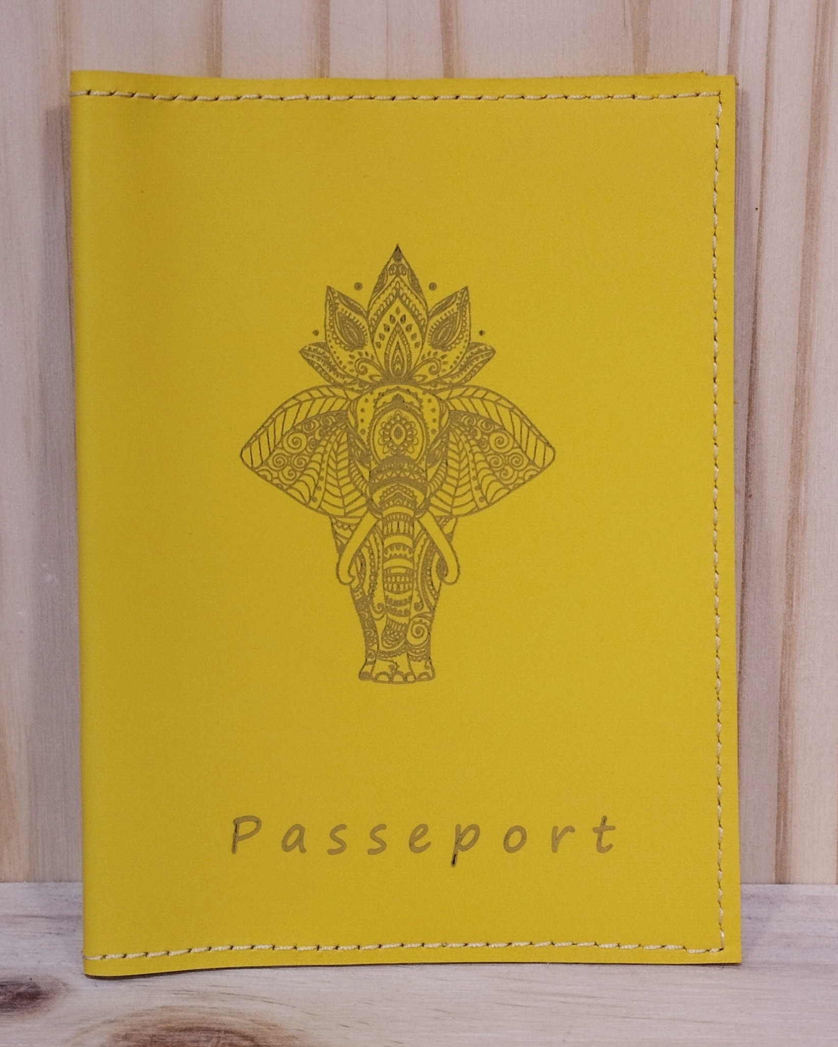 Protège passeport en cuir jaune – Image 4