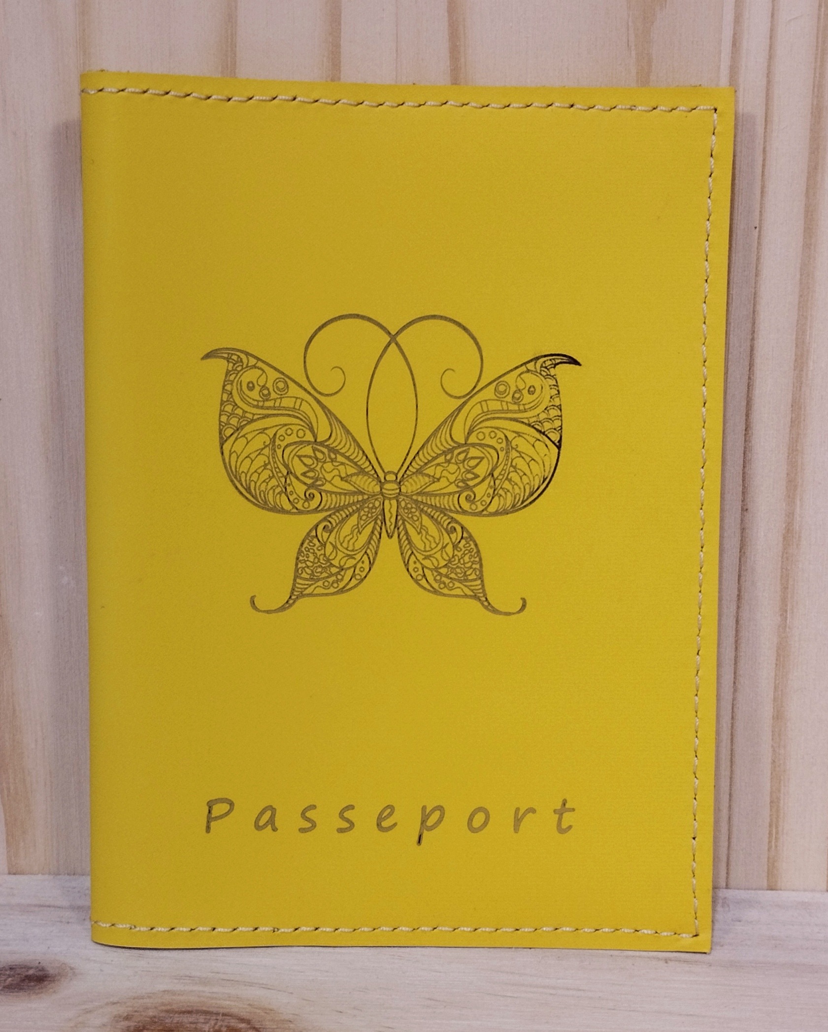 Protège passeport en cuir jaune – Image 3