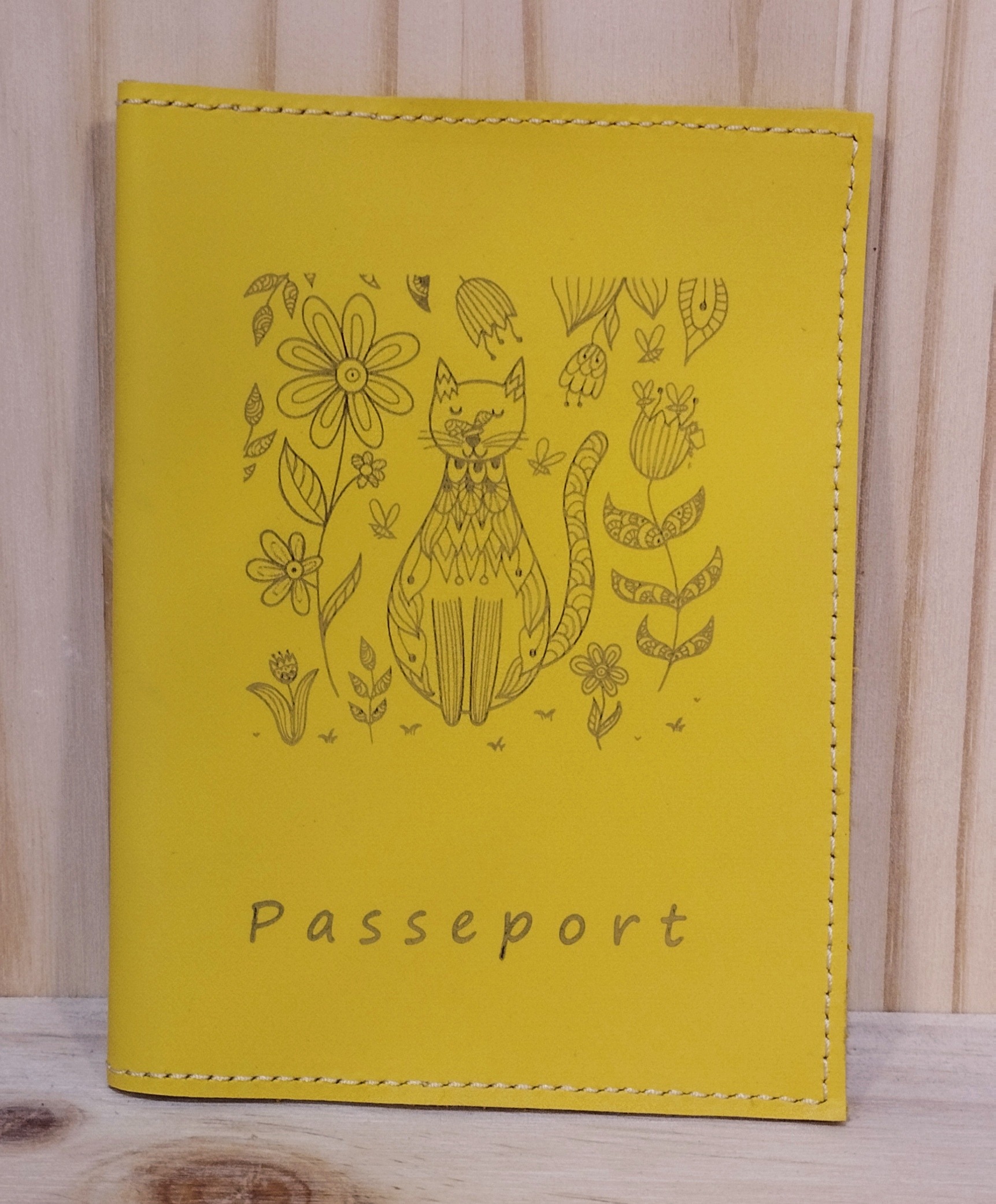 Protège passeport en cuir jaune – Image 2
