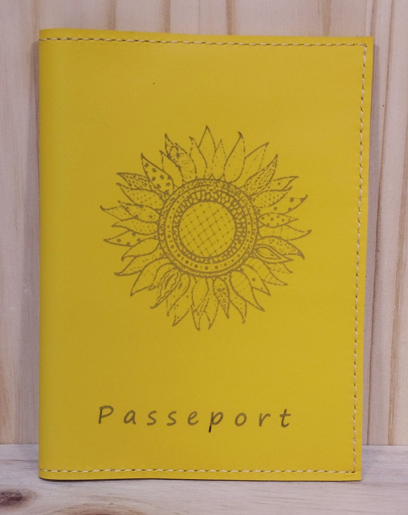 Protège passeport en cuir jaune