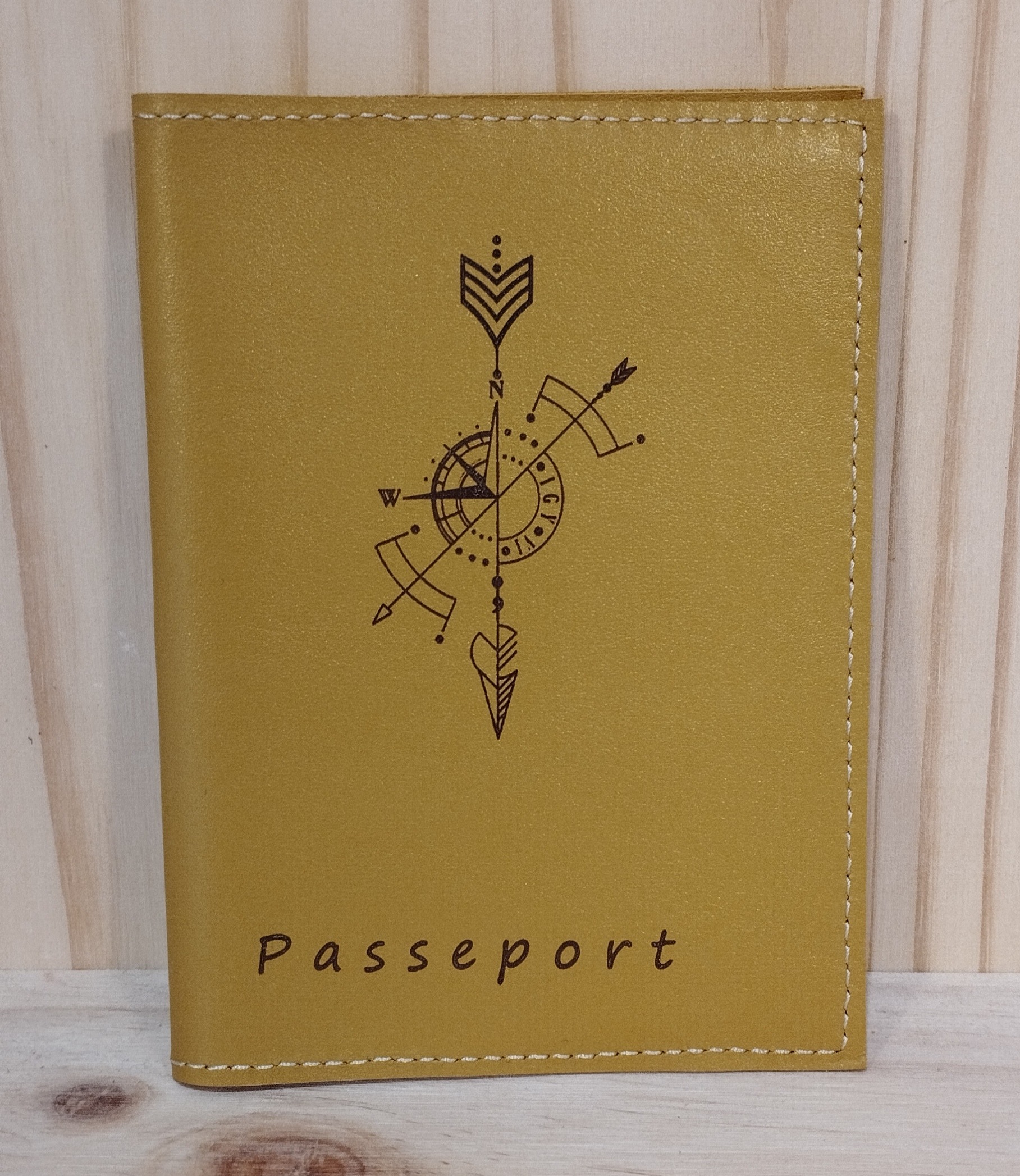 Protège passeport en cuir moutarde – Image 2