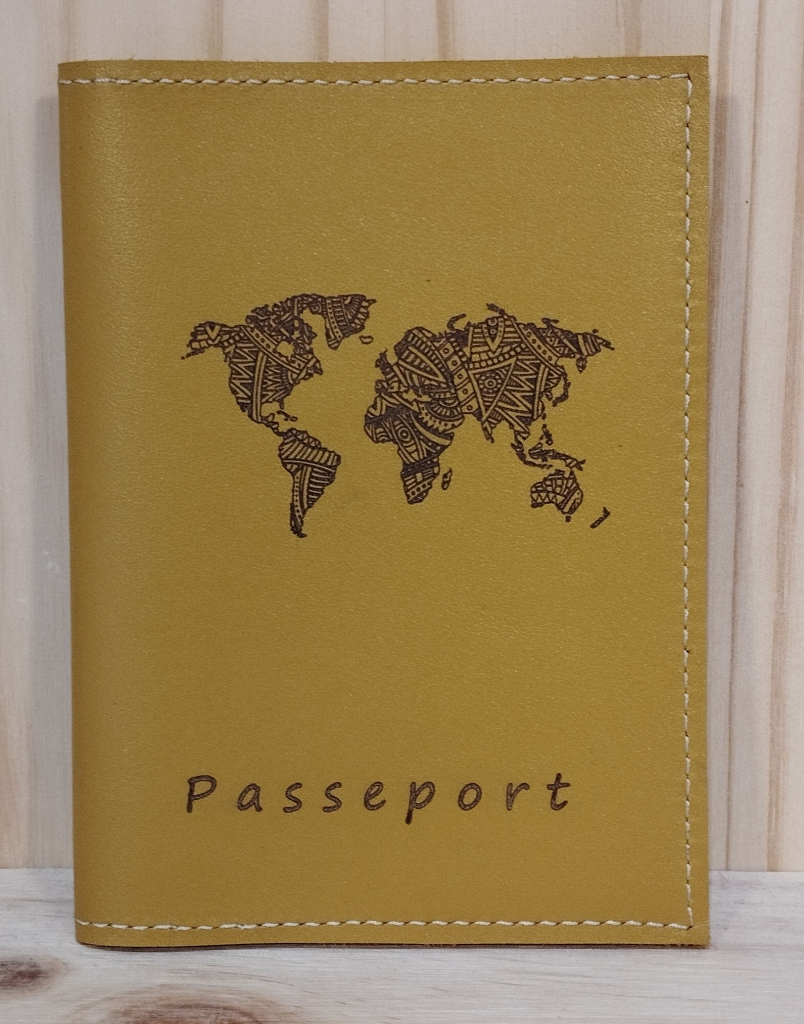 Protège passeport en cuir moutarde – Image 3