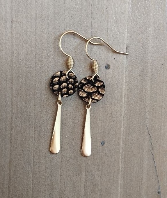 Boucles d'oreilles noires dorées – Image 5