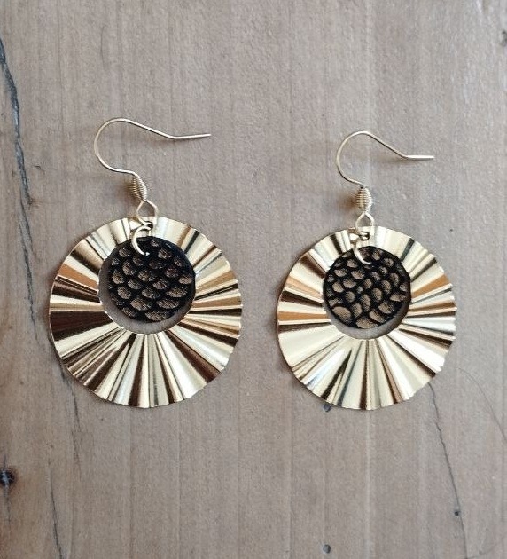 Boucles d'oreilles noires dorées – Image 4