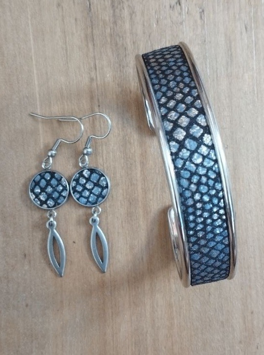Boucles d'oreilles bleues gouttes – Image 4