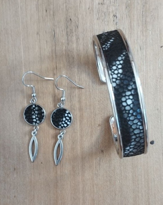Boucles d'oreilles noires gouttes – Image 5