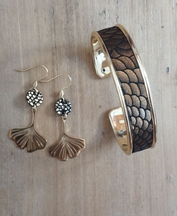 Boucles d'oreilles noires dorées – Image 3