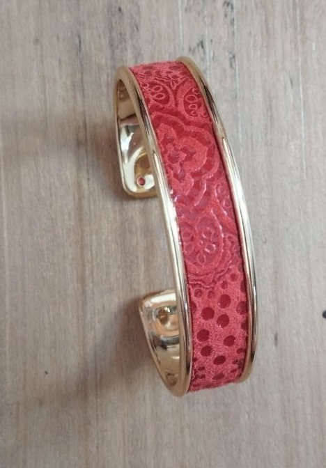 Boucles d'oreilles rouges dorées – Image 4